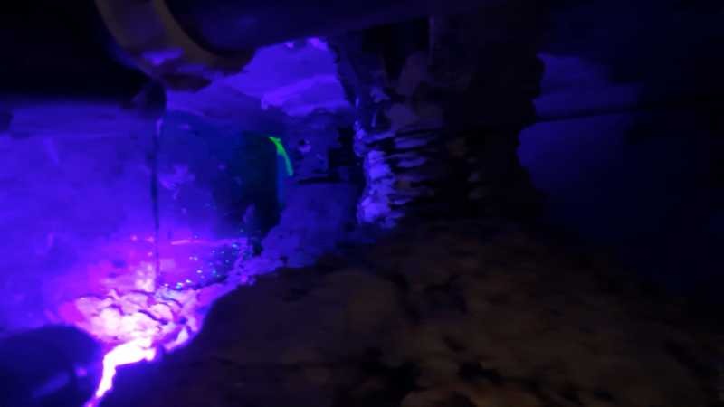 Traceur fluorescent révélant le défaut d'étanchéité du receveur